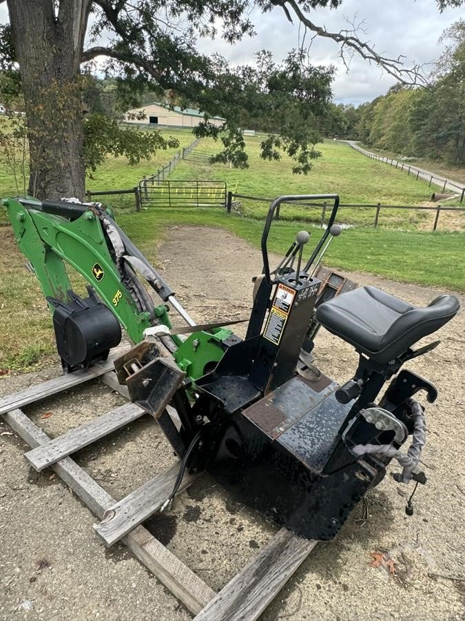 2010 JOHN DEERE 3720 W Attachments